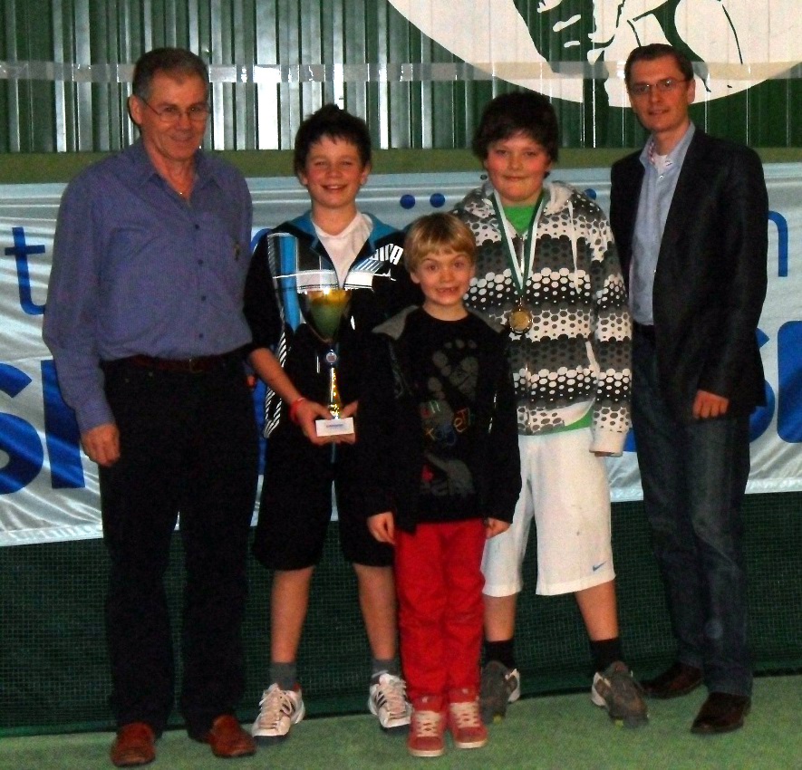 Siegerfoto 4. Wilson Styrian Junior-Winter-Circuit 2010/11 mit Sebastion Kurzmann und anderen Personen